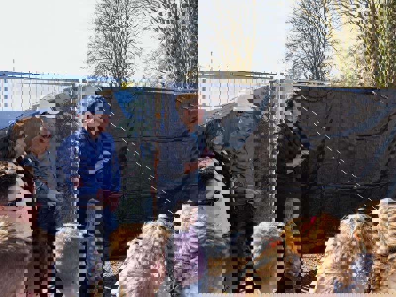 Oudste oud-leerling, projectleider Jelle Teun, Wethouder Kirsten Ipema en de jongste leerling (v.l.n.r.)